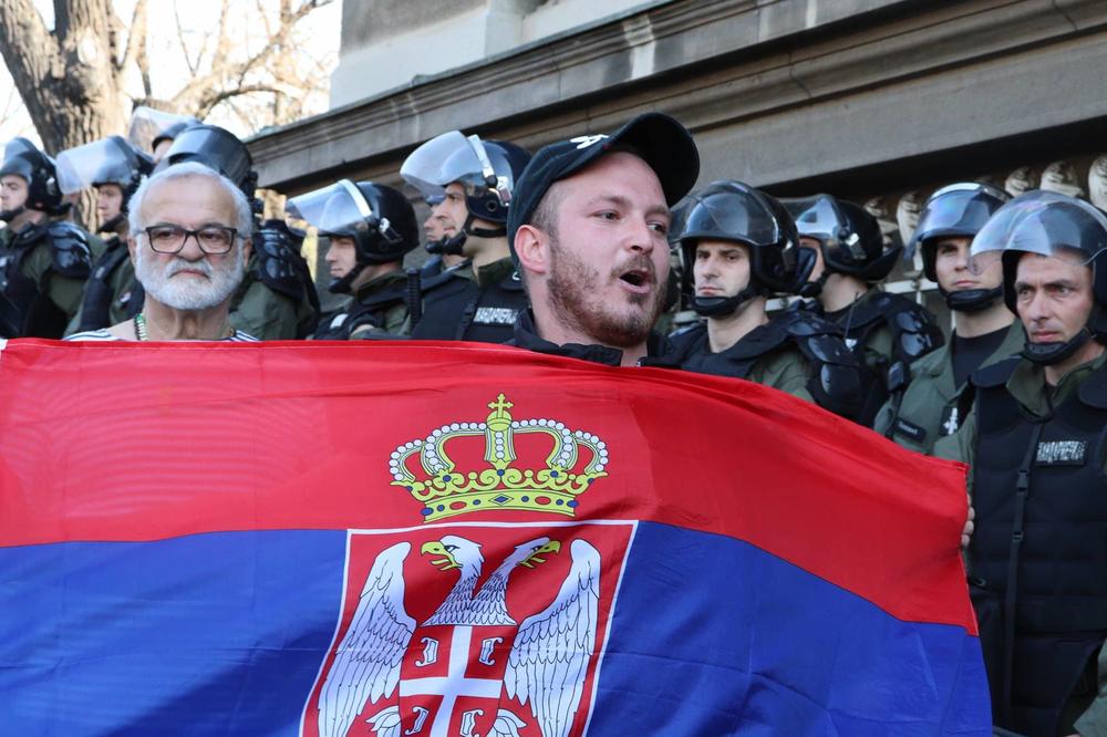 UROŠ SAVIĆ IZ DVERI TVRDI DA MU NISU DALI DA JEDE I PIJE 2 DANA U ZATVORU: Onda se pojavio ovaj snimak i POKOPAO GA