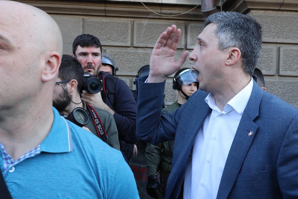 OPKOLILI SMO GA, NEMA GDE: Boško pravi OBRUČ oko ZGRADE PREDSEDNIŠTVA DA VUČIĆ NE MOŽE DA IZAĐE!