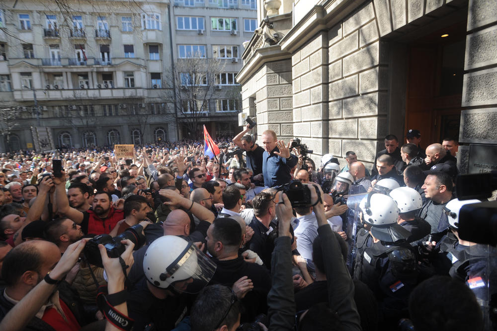 DEMONSTRANTI SU PRSKALI SPREJEVIMA! Ministar Stefanović demantovao upotrebu suzavca od strane policije