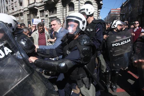DEMONSTRANTI PREDVOĐENI BOŠKOM KRENULI KAMIONOM NA POLICAJCE: Veliki sukob u Ulici kneza Miloša! (VIDEO)