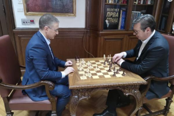 A ŠTA RADI VUČIĆ DOK MU PRAVE OBRUČ OKO PREDSEDNIŠTVA? Igra šah s Nebojšom Stefanovićem!
