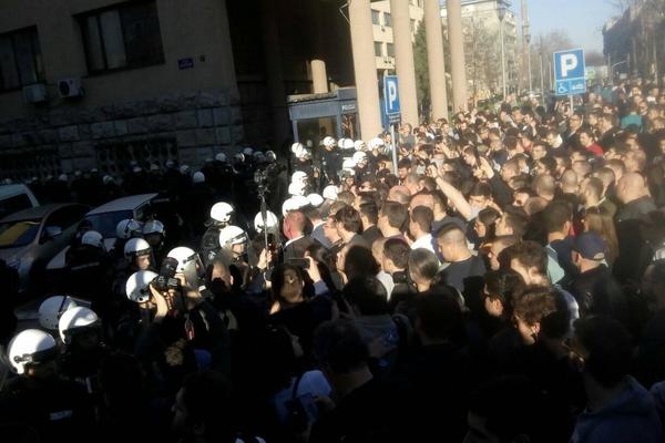 DEMOSTRANTE ISPRED POLICIJSKE UPRAVE DOČEKAO MINISTAR STEFANOVIĆ: Roditelji uhapšenih ušli u stanicu policije!