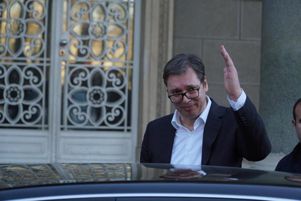 VUČIĆ NAPUSTIO ZGRADU PREDSEDNIŠTVA! Posle višesatne blokade predsednik izašao napolje (FOTO) (VIDEO)