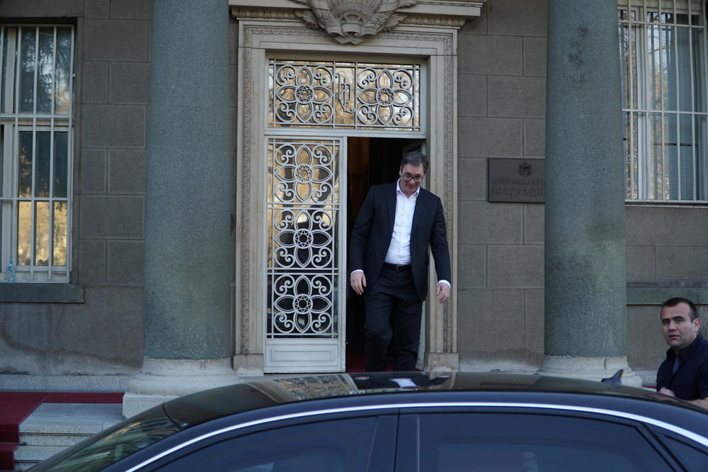 Aleksandar Vučić izlazi iz zgrade Predsedništva  