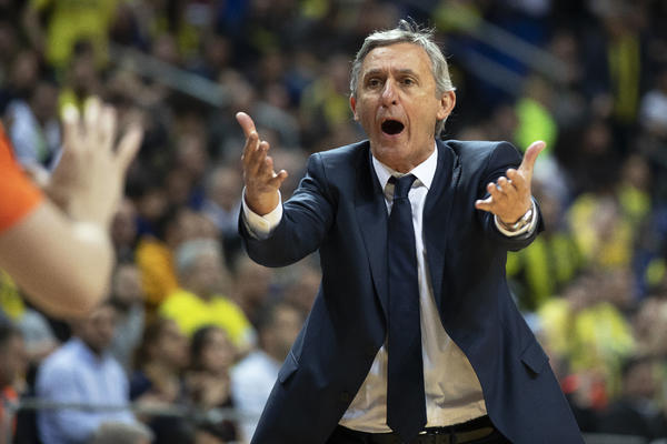 KADA GOVORIŠ SRPSKI CEO SVET TE RAZUME: Svetislav Pešić pravio šou na tajm-autu! Igračima poručio da se...