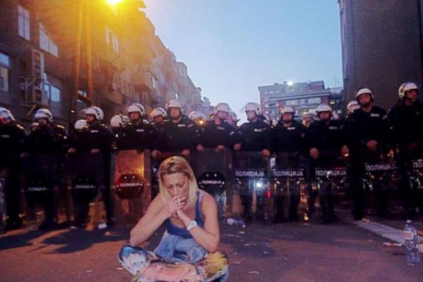 MAJKA STUDENTA PRIVEDENOG NA PROTESTU ISPRED POLICIJSKOG KORDONA: Očajna sela na pod, sin joj danas priveden