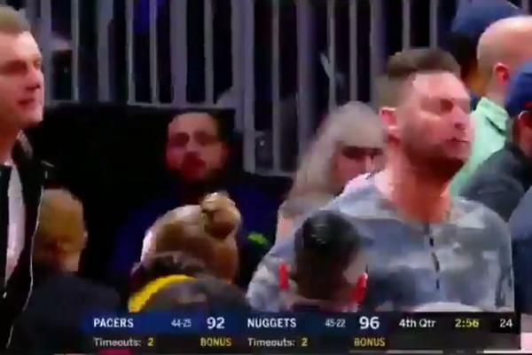 NEK PROBA SLEDEĆI PUT DA IZBACI NIKOLU: Braća Jokić izgubila razum, umalo nisu uleteli na teren zbog svog brata!  