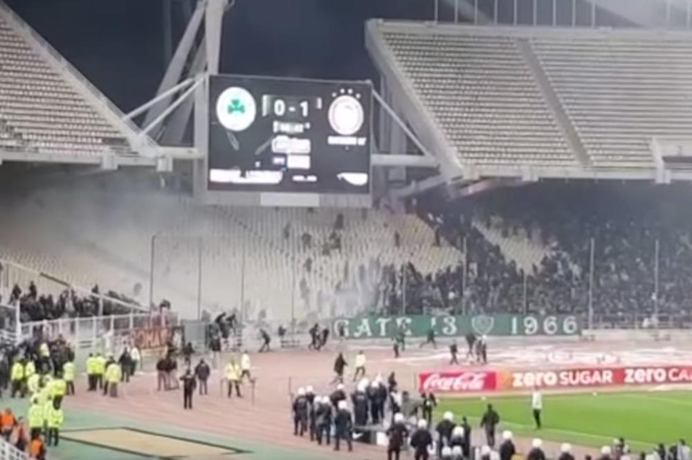 HULIGANSKO DIVLJANJE U ATINI: Uletali na teren, bacali topovske udare, hteli da prebiju igrače protivničkog tima!