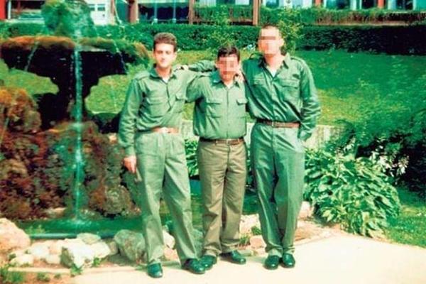 PREMRŠAVI PLJEVLJAK U 3 BROJA VEĆOJ UNIFORMI! Prepoznajete li čuvenog NARKO BOSA iz vojničkih dana? (FOTO)