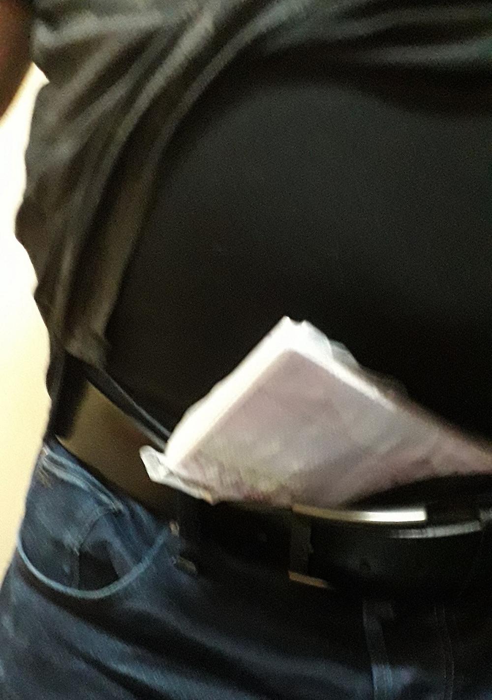 Evre su krili u pojasu od pantalona  