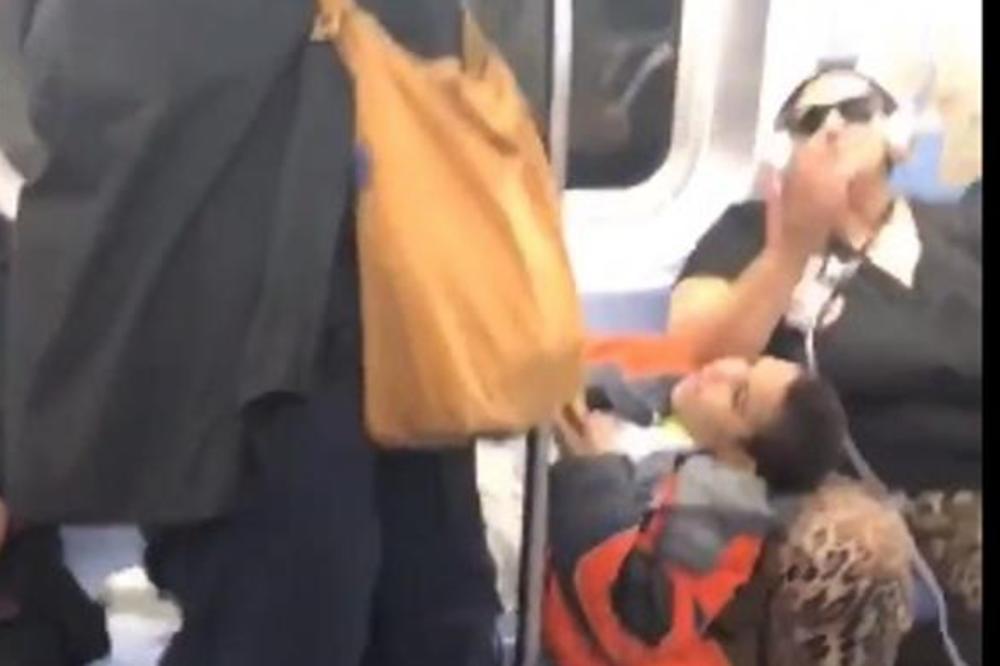 DEČAK JE ZAUZEO TRI SEDIŠTA U PREVOZU I GLEDAO U TELEFON: Gospodin mu je onda očitao lekiciju za sva vremena!