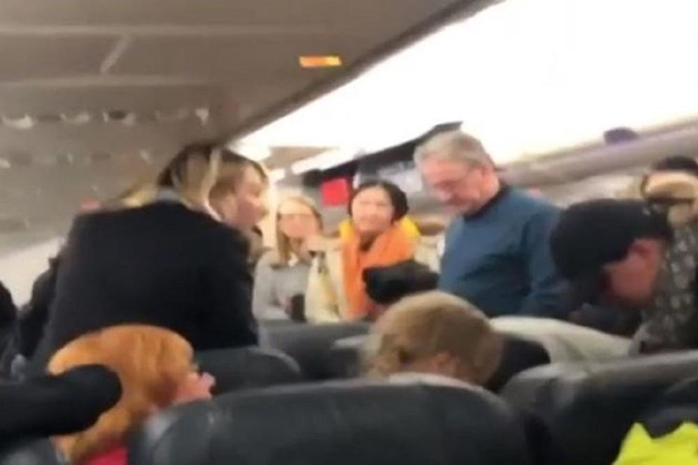 U AVIONU OSETILA JE KAKO JOJ NEŠTO GMIŽE IZA LEĐA: Mislila je da je samo klima, a onda je ZABOLELO! (VIDEO)