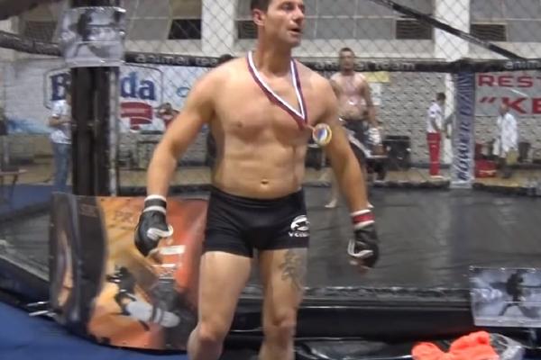 SRPSKI MMA BORAC BRUTALNO PREBIJEN U NIŠU: Vozač i kondukter ga izbacili iz autobusa, pa odvalili boga u njemu!