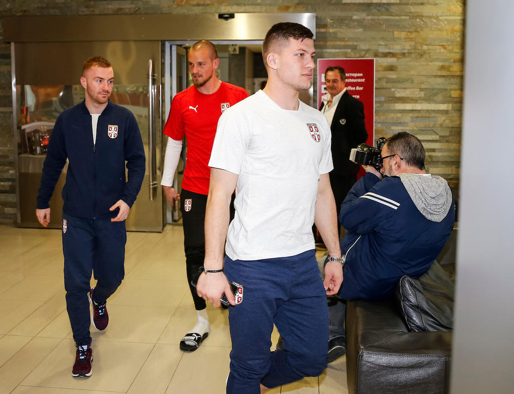 Luka Jović, a iza njega debitant Miroslav Bogosavac u društvu golmana Predraga Rajkovića  