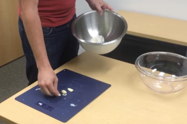 CEO ŽIVOT POGREŠNO LJUŠTITE BELI LUK: Ovo je jedini ispravan, a ujedno i NAJLAKŠI način (VIDEO)