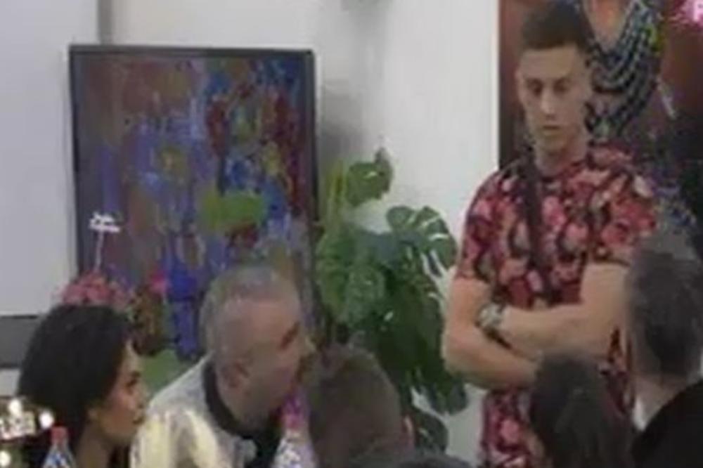 ONA PRAVI BUDALU OD SEBE, MOŽE SAMO DA ME IZGUBI: David BESAN na sopstvenu majku zbog Ane Korać! (VIDEO)