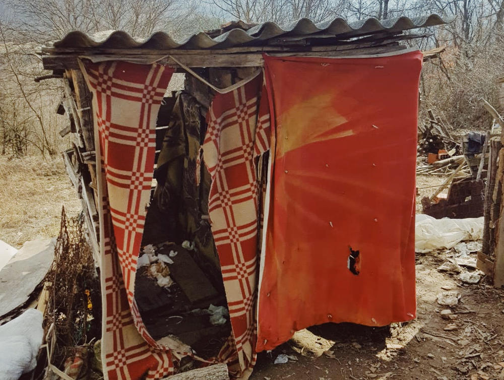 Njihova kuća se nalazi na ivici rušenja i ima jednu dnevnu sobu koja služi i kao kuhinja i spavaća soba