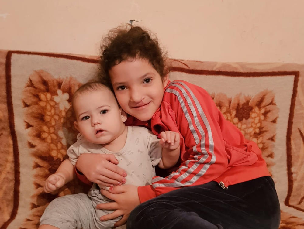 Njihova kuća se nalazi na ivici rušenja i ima jednu dnevnu sobu koja služi i kao kuhinja i spavaća soba!