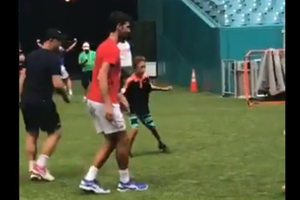 ĐOKOVIĆ PONUĐEN BEKAMOVOM KLUBU: Srbin zaigrao fudbal s Vajdom i odmah dobio menadžere da mu srede transfer!