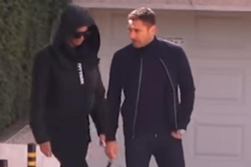 PRVA FOTKA JK NAKON SMRTI MAJKE: Od nje je ostala SAMO SENKA! Bledu i IZMUČENU je izvukli iz kuće samo ZBOG OVOGA!