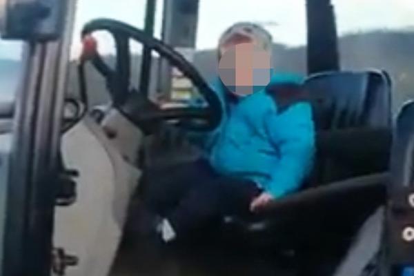 OTAC STAVIO DETE OD 18 MESECI SAMO DA VOZI TRAKTOR, pa snimak objavio na Fejsbuku! SRBIJA JE U ŠOKU! (VIDEO)