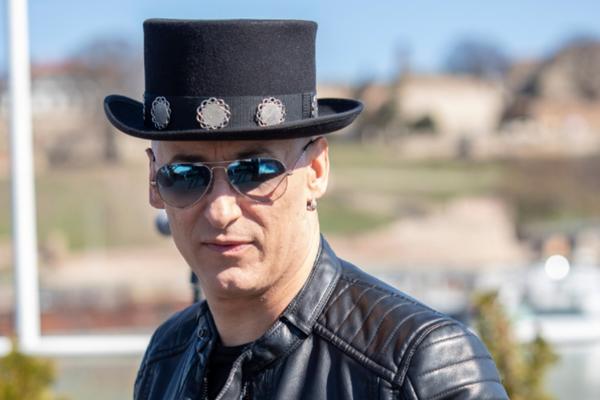 DŽONI PREDSTAVIO NOVU PESMU I SPOT: Poslušajte ovaj moćni vokal koji osvaja na prvo slušanje!