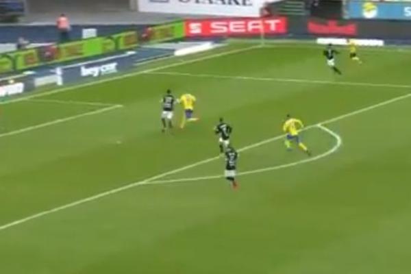 VEĆEG BAKSUZA FUDBAL NIJE VIDEO: Pogodio stativu s 3 metra, pa odbranio zadnjicom prazan gol posle šuta saigrača!