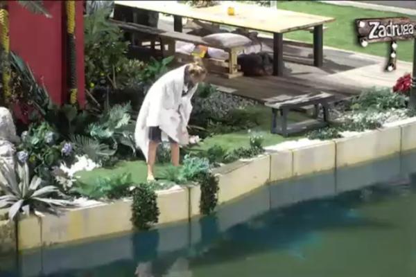 KOJI BEDAK! Marko bacio u jezero OMILJENU LUNINU STVAR! Đoganijeva skočila za nju, pa umalo da kljokne u vodu!