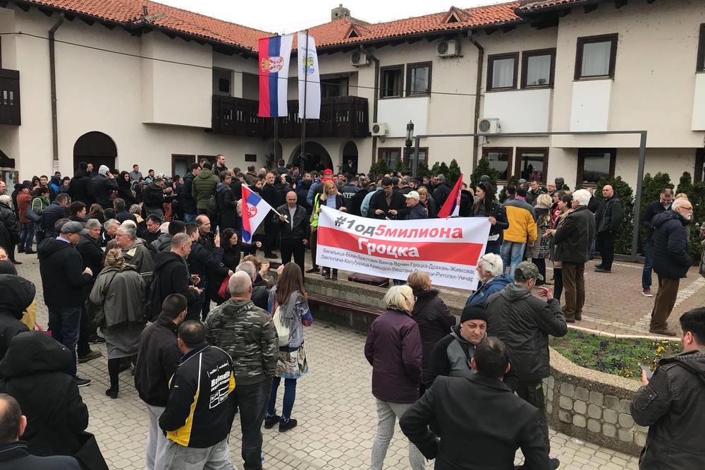 BEŽITE KUĆI, LOPOVI! Ovako pristalice Simonovića proteruju opoziciju iz Grocke (VIDEO)