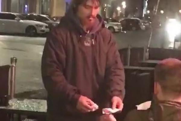 BESKUĆNIK JE TRAŽIO NOVAC, A ČOVEK MU JE DAO KARTICU: Usledila je scena koja je sve oduševila! (VIDEO)