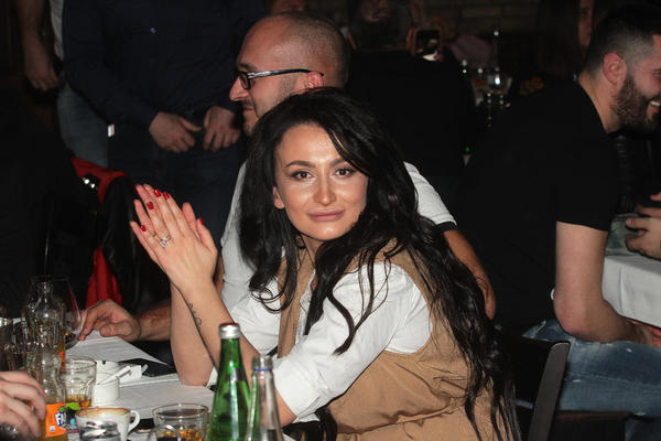 MOJ MUŽ NE PITA IMA LI DETE ŠTA DA JEDE! ONI SE PROVODE: Andreanina suparnica OČAJNA, tvrdi da pevačica SVE LAŽE...