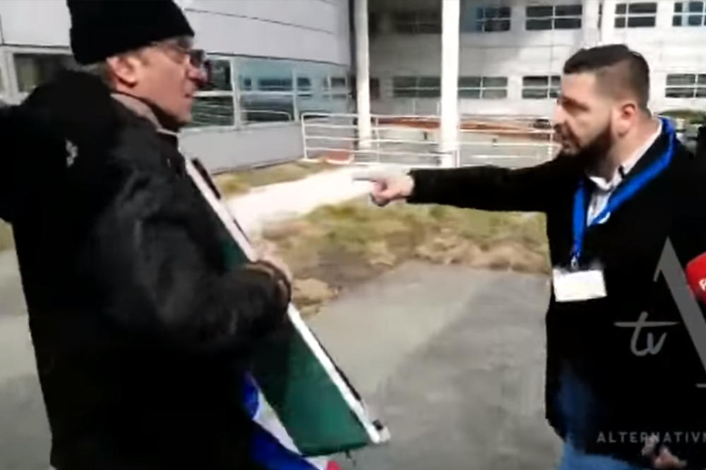 RAZGULI DA TE NE VIDIM! Ovaj čovek je ispred Haga RAŠIRIO SRPSKU ZASTAVU, i nije se dobro proveo! (VIDEO)