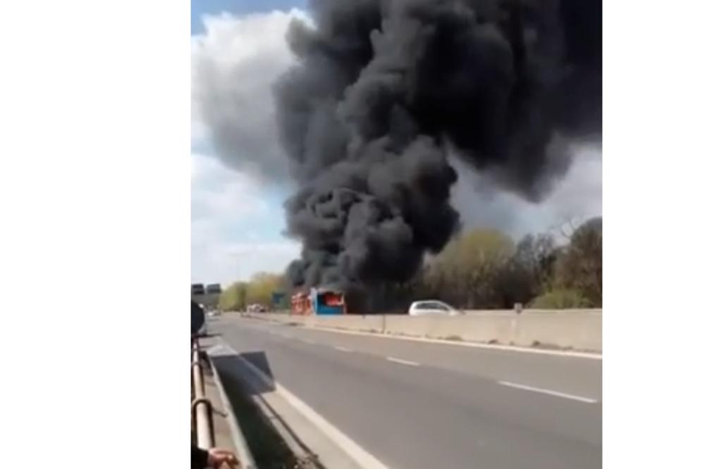 VOZIO AUTOBUS PUN DECE, PA GA ZAUSTAVIO NASRED AUTOPUTA: Rekao svima da izađu, pa ga polio benzinom! (VIDEO)