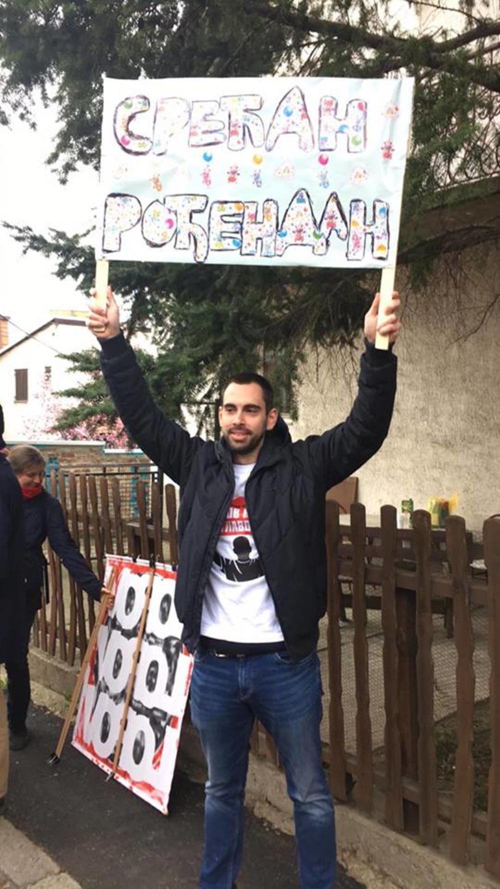 Voja je na dan zakazanog iseljenja proslavio svoj 30-ti rođendan  