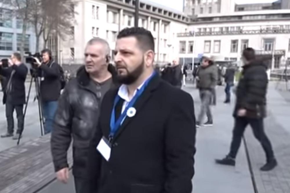 OTVORENO PODRŽAVA NASERA ORIĆA: Ovaj ČOVEK je danas napao čoveka sa srpskom zastavom na Karadžićevom suđenju