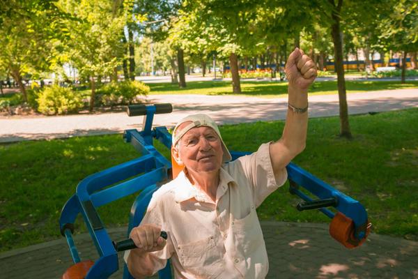 DEDA (80) PUCA OD ZDRAVLJA, IMA IMUNITET JAČI NEGO MLADIĆ OD 20: Caka je u ovome!