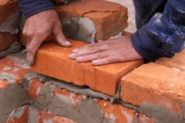 SKUPIO JE 161 CIGLU I ONDA JE POČEO DA IH REĐA: Napravio je nešto što će mu zauvek trajati! (FOTO)