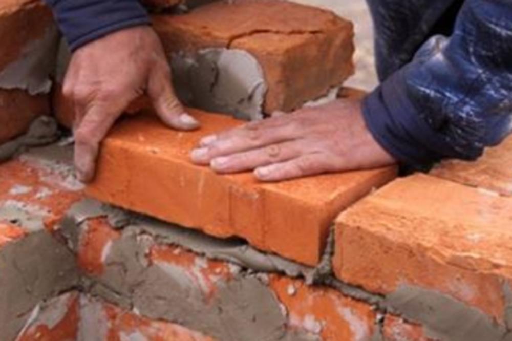 SKUPIO JE 161 CIGLU I ONDA JE POČEO DA IH REĐA: Napravio je nešto što će mu zauvek trajati! (FOTO)