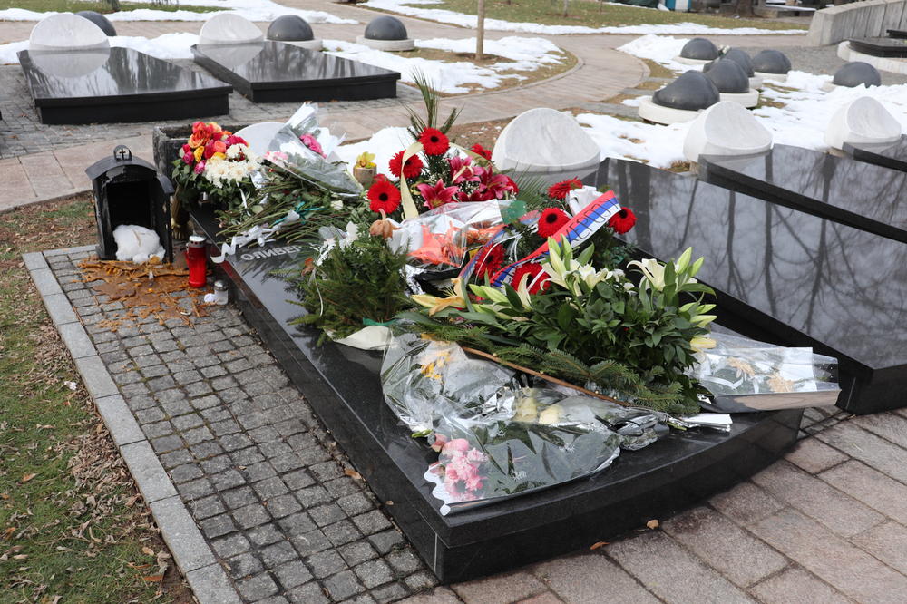 SRUŠENI SPOMENICI DOČEKALI SRBE NA KOSOVU: Najtužnije zadušnice obeležene u Kosovskoj Mitrovici