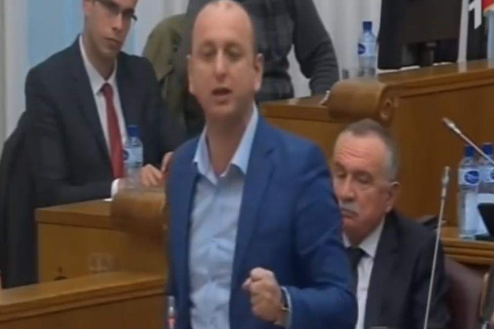 OVAJ ČOVEK JE NAPRAVIO HAOS U SKUPŠTINI! Pogledajte kako je objasnio razliku između korone i kokaina! (VIDEO)