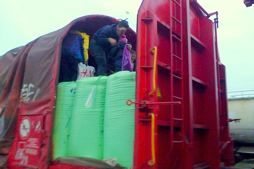 U VRŠCU SU OTVORILI VRATA VOZA I UGLEDALI DEVOJČICU SA ROZE KAPICOM! Onda su u đubretu našli još 17 migranata