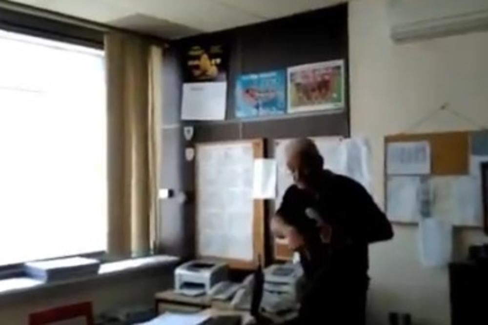 UBIĆU TE BUDEŠ LI ME DAO U NOVINE! JE*EM LI TI MAJKU, OLOŠU! Komunalni inspektor OTVORENO PRETI STRANKI (VIDEO)