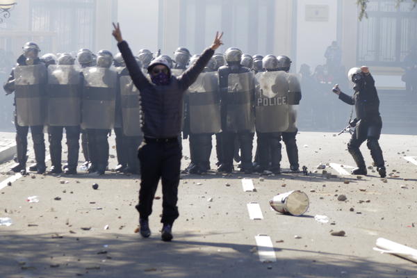 ALBANCI ISTRAJNI U NAMERI DA SRUŠE EDIJA RAMU: Novi protest u Tirani, ispred parlamenta GVOZDENA OGRADA
