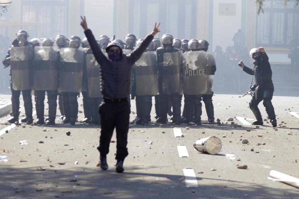 ALBANCI ISTRAJNI U NAMERI DA SRUŠE EDIJA RAMU: Novi protest u Tirani, ispred parlamenta GVOZDENA OGRADA