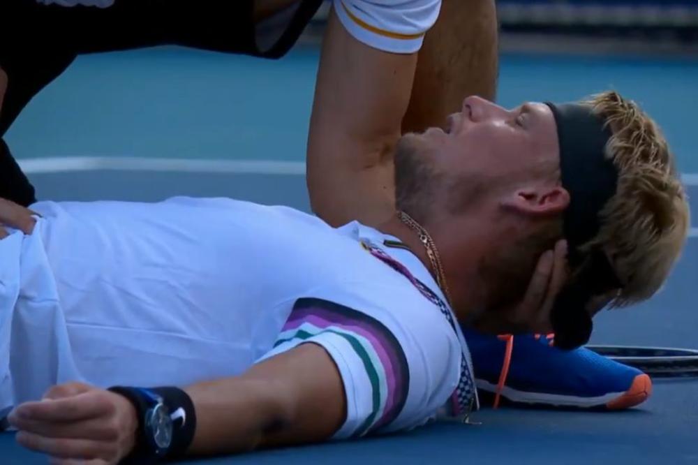 STRAVIČNE SCENE: Teniser se srušio nasred terena tokom meča!