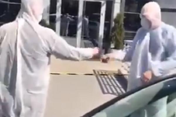 GOOD ONE: Maskirane osobe ograđuju zgradu PINKA! TVRDE DA SE RADI O SANITARNOM OTPADU! RAEGOVAO I MITROVIĆ