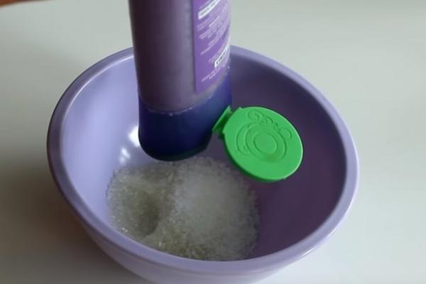 POMEŠALA JE ŠAMPON I SO, A ONDA JOJ SE SA KOSOM DESILO NEŠTO NEVEROVATNO: Posle SAT VREMENA VIDELA JE RAZLIKU