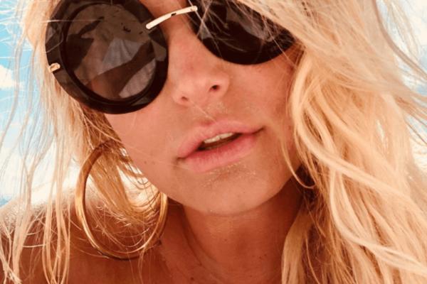 SNIMILA SE BEZ ŠMINKE I ŠOKIRALA FANOVE: Vidi joj se da ima 40 godina (FOTO)