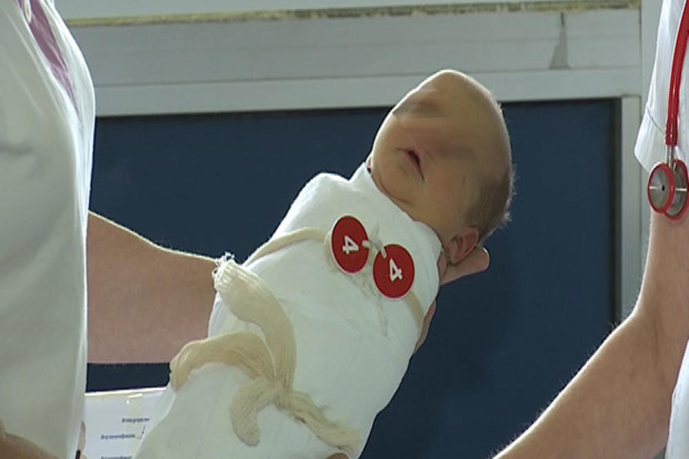 OVO JE BEBA KOJU JE MAJKA NAVODNO OSTAVILA U TAKSIJU! Policija je reagovala, ONA JE U BOLNICI (FOTO)