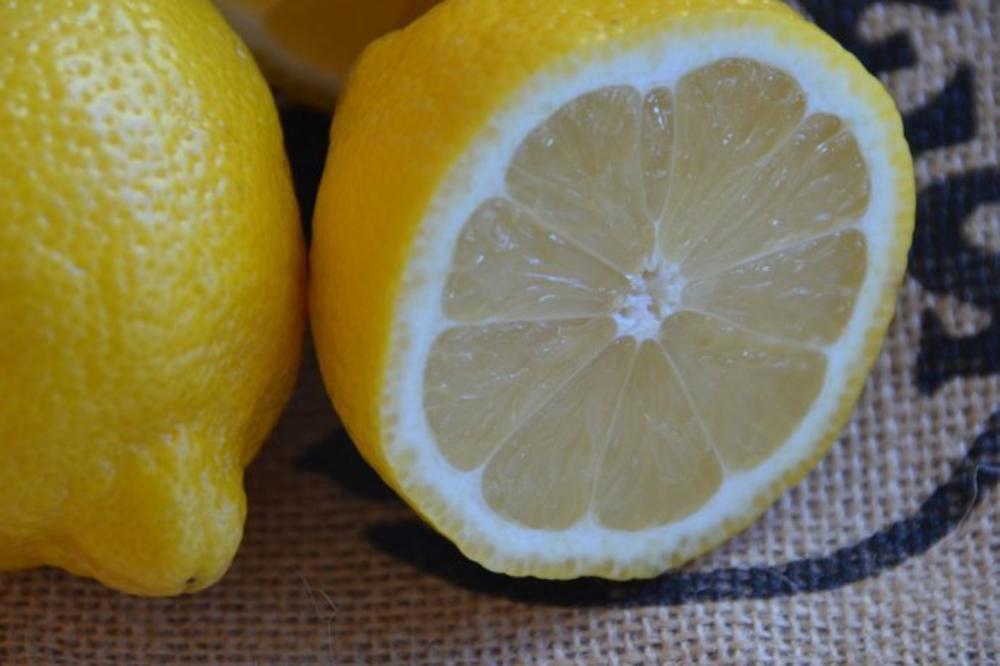 STAVILA JE LIMUN U ĆOŠKOVE: Zvuči ludo, ali kad shvatite šta postiže, ODMAH ĆETE URADITI ISTO!